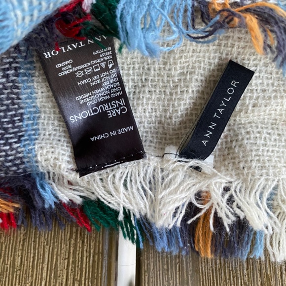 Ann Taylor beautiful holiday oversized scarf/wrap - Picture 3 of 3